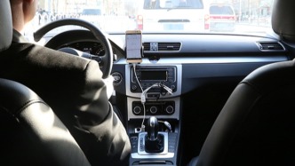 交通事故后因賠付爭(zhēng)議遭車行遠(yuǎn)程鎖車？車行否認(rèn)行車中鎖車，平臺(tái)稱將核實(shí)