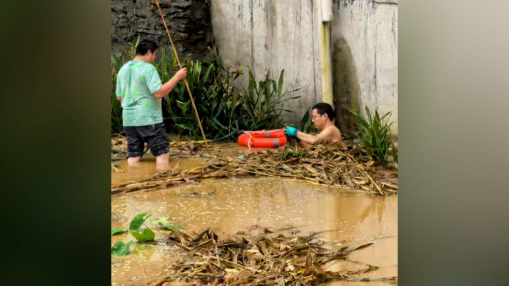 暴雨致村莊漬水，湖北十堰一村支書跳入水中徒手疏通排水涵洞