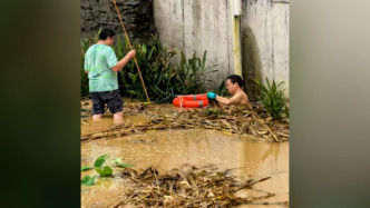 暴雨致村莊漬水，湖北十堰一村支書跳入水中徒手疏通排水涵洞