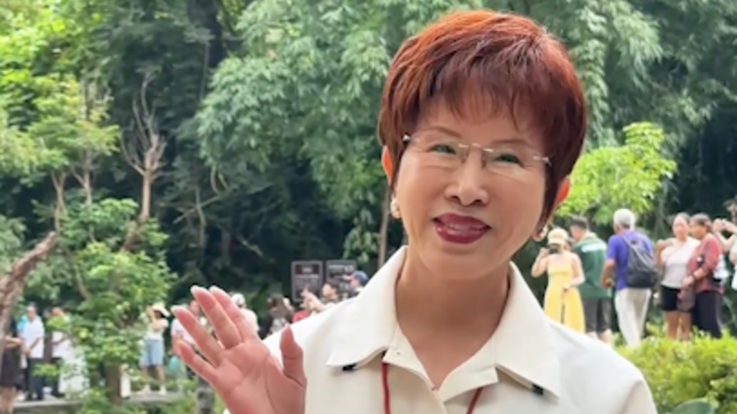 洪秀柱現(xiàn)身貴州小七孔景區(qū)，笑容洋溢、親和力拉滿