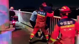 男子欲跳橋輕生，消防身著便裝假裝路人“突襲”救下