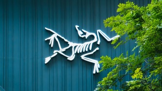 始祖鸟道歉信被指“内外有别”，安踏股价午盘跌超3%