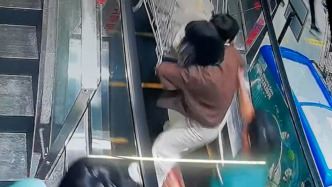 顧客將娃放購(gòu)物車坐扶梯險(xiǎn)翻車，兩名超市員工狂奔扶住