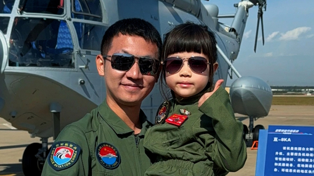 萌娃著“飛行服”打卡長(zhǎng)春航空展成團(tuán)寵，飛行員抱著合影