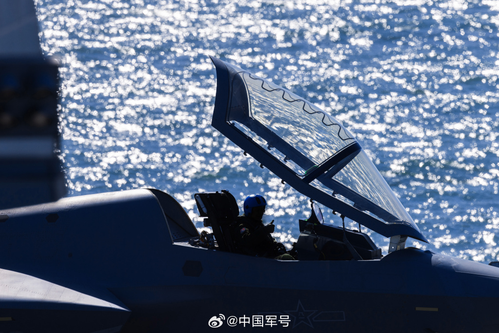 第1现场｜高清大图！看歼-35电磁弹射离舰瞬间