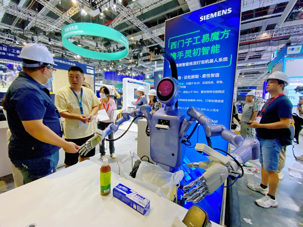 带大脑的机床、可举起轿车的机器人……记者提前探营工博会亮点展品