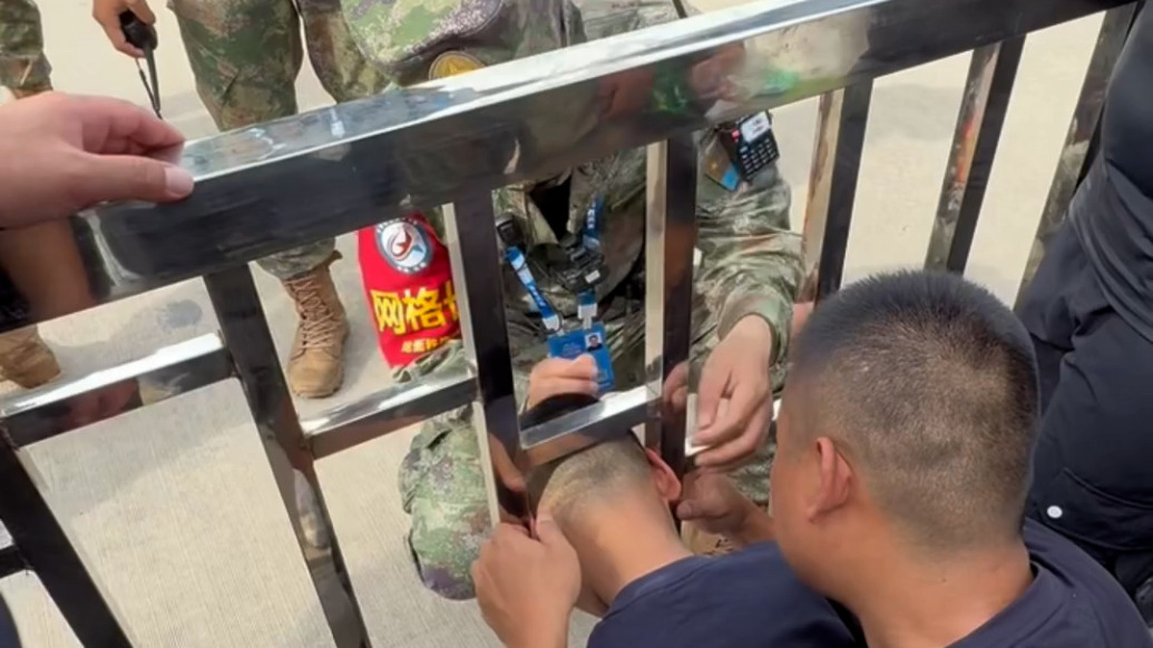 长春航展上“熊孩子”头卡护栏，解放军叔叔迅速解救