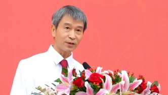 武漢一高校開學典禮上，校長請新生記下他的手機號碼：給我發(fā)短信一定會回