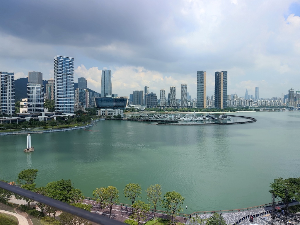 防御台风“桦加沙”，深圳全市停课、机场停航、铁路停运