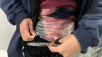 云南一名旅客在身上捆綁夾藏18斤豬內(nèi)臟過關被查獲