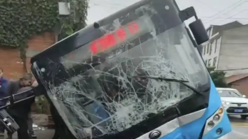陜西安康一公交車側(cè)翻13人受傷，當(dāng)?shù)赝▓?bào)：初判為駕駛員突發(fā)身體不適，瞬時(shí)意識不清