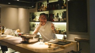 一个社恐宅男，在55岁意外成顶流，全网为他着迷