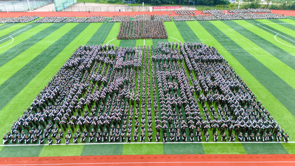航拍武漢一高?！俺肌避娪?xùn)匯演