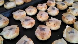 每天做五六百個(gè)傳統(tǒng)月餅，安徽郎溪六旬匠人手工趕制“中秋味”