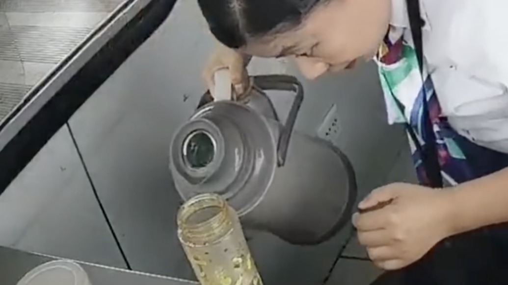 “180毫升開(kāi)水！” 高速收費(fèi)員“秒懂”求助暗號(hào)，精準(zhǔn)回應(yīng)顯溫情