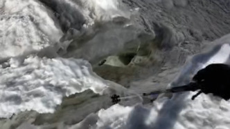 登山者不慎坠崖，绝境求生3天爬上悬崖，网友：又作又牛！