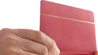 老人稱發(fā)現(xiàn)亡妻存折起訴銀行索要60萬元，被法院駁回