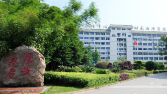 湖南一高校被投诉强制新生办智慧校园卡，校方否认称自愿选择