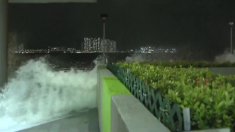 受台风“桦加沙”影响，香港天文台改发“十号风球”