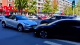 十字路口兩車頂牛一方自稱在“港航分局”上班，遼寧東港警方：行政處罰冒充者