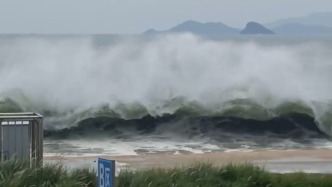 直擊臺(tái)風(fēng)“樺加沙”丨深圳大梅沙海邊掀起大浪，居民稱已做好防護(hù)