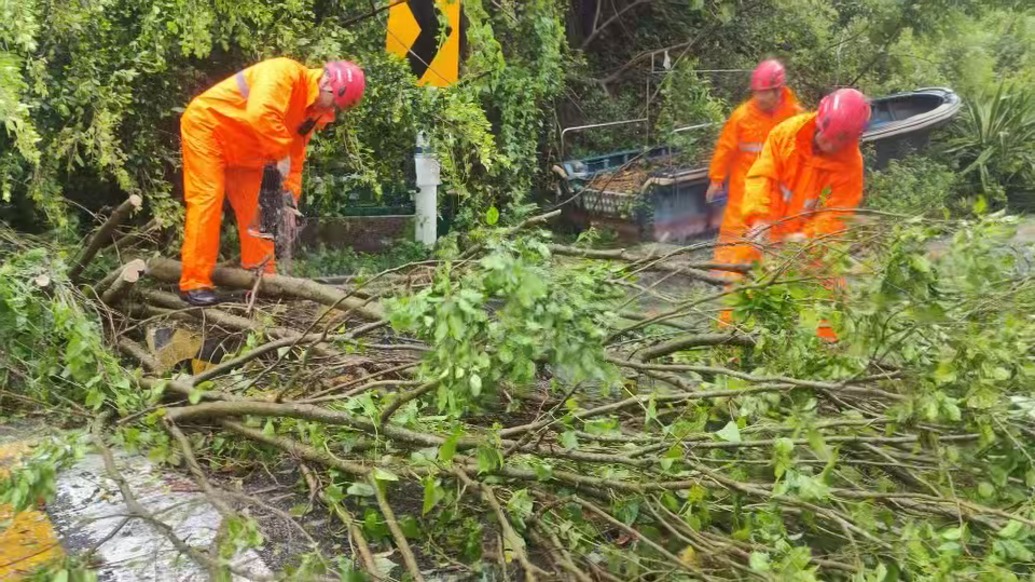 樹木倒伏阻斷交通，超強(qiáng)臺(tái)風(fēng)“樺加沙”10級(jí)風(fēng)圈影響深圳