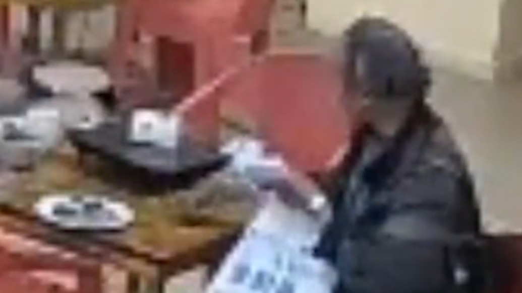 “沒吃的就來這里”，患病老人進飯店討要剩菜，老板免費為其現(xiàn)炒