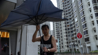 随着台风“桦加沙”移向广东西部沿岸，香港将改发八号风球