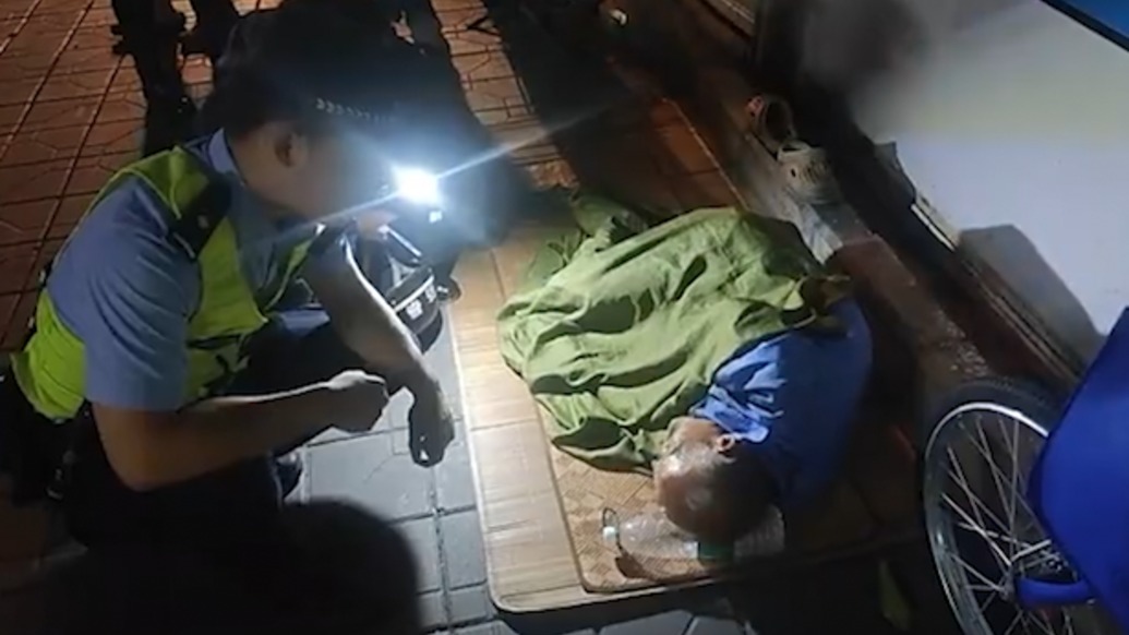 “很危險(xiǎn)，跟我們走好不好”，臺(tái)風(fēng)“樺加沙”逼近，他們?yōu)榱骼巳藛T搭建“避風(fēng)港”