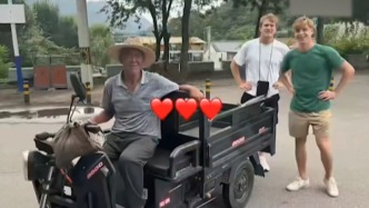 在北京旅行錯過末班車，中國大爺用三輪車將瑞士留學生送去長城正門