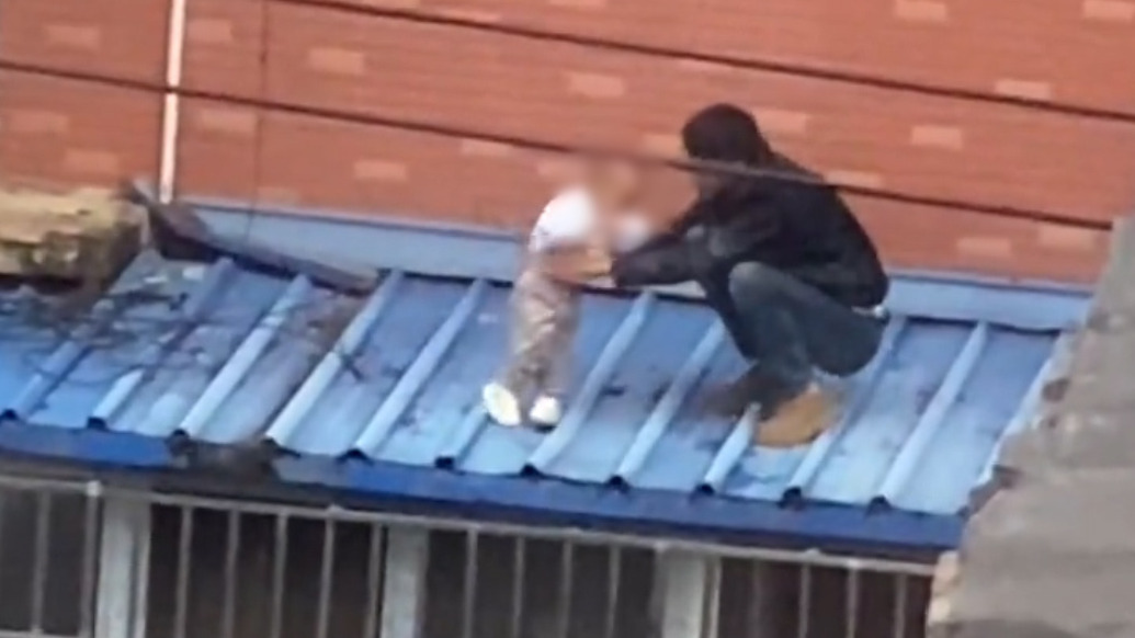 幼童從5樓掉落雨棚,有人扯被單有人抬梯子,目擊者:家長(zhǎng)爬梯子抱住孩子