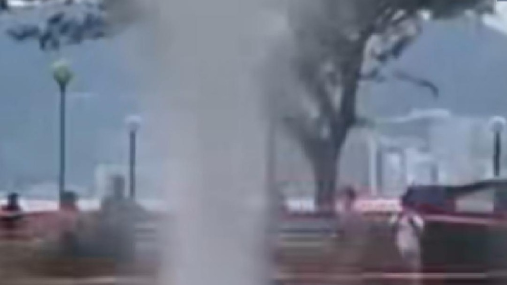 台风“桦加沙”逼近香港,海水倒灌现3米喷泉