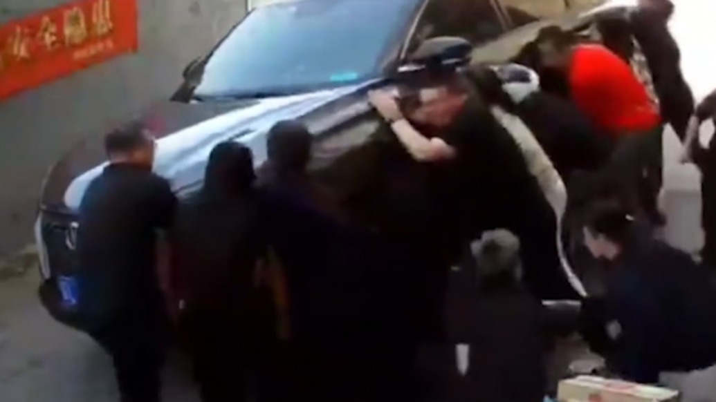 僅用50秒！男童蹲地玩耍時(shí)被卷車底，熱心路人趕來抬車救娃