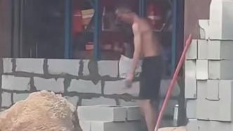 東莞一商鋪連夜砌墻抵御臺風“樺加沙”，墻體高1.2米