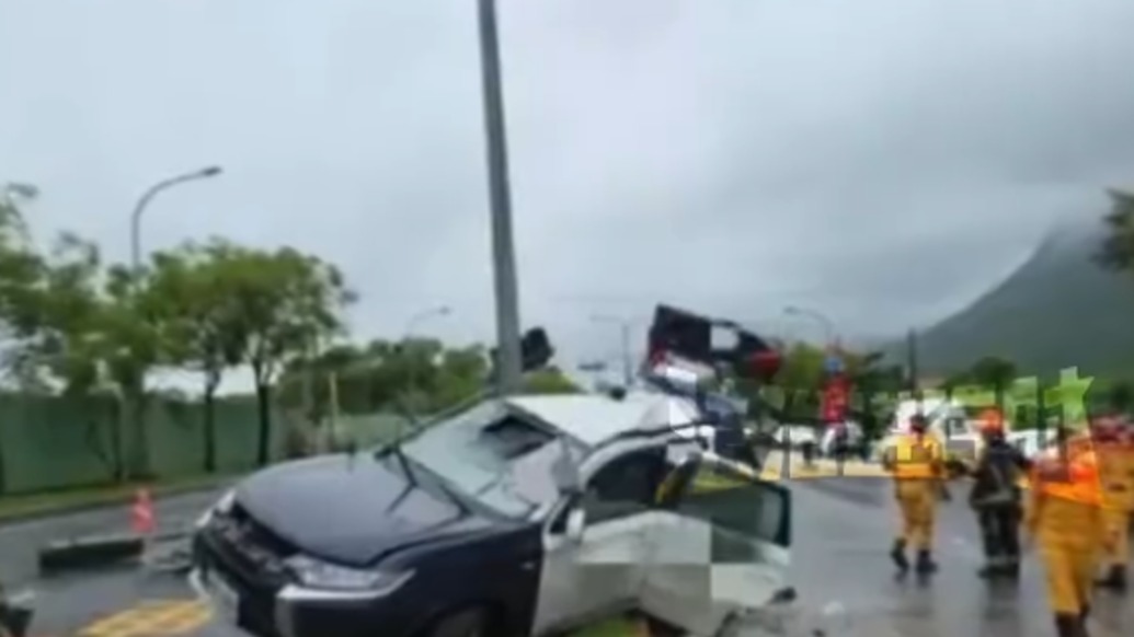 受臺風(fēng)“樺加沙”影響，臺灣一警車發(fā)生車禍，詐騙犯當場身亡