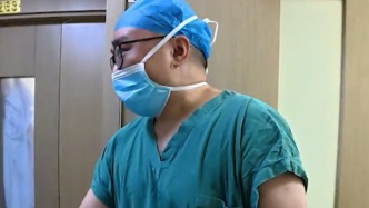 讓患者安心也讓自己心安，醫(yī)生術(shù)前“被迫”收下萬元紅包，術(shù)后返還患者一張收據(jù)