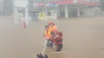 臺風“樺加沙”襲擊珠海，強降雨致3人被困加油站，消防積水中緊急救援