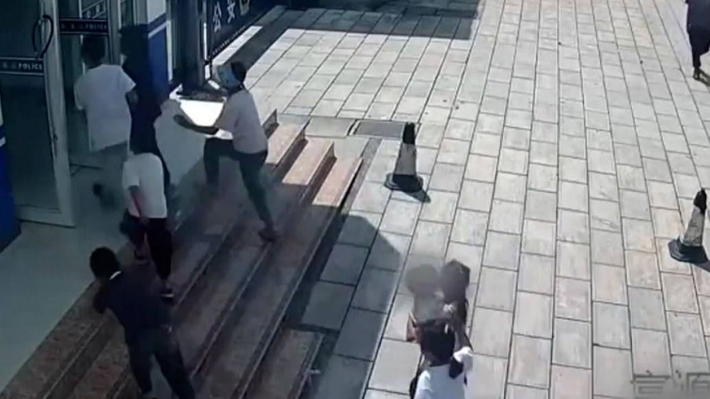 一名小女孩迷路,九名孩子帶她到派出所找警察叔叔