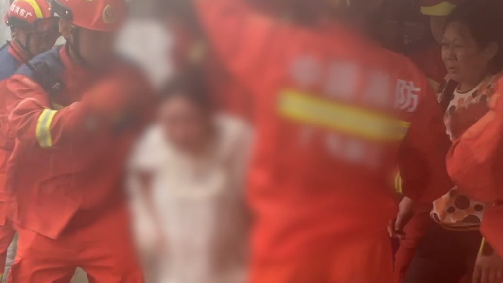 廣東陽江：臺(tái)風(fēng)掀翻頂棚，消防員逐戶排查發(fā)現(xiàn)一名孕婦