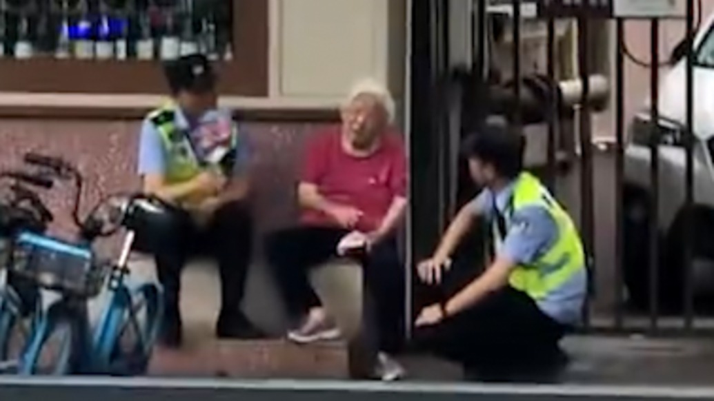属于这座城市的温柔：九旬阿婆患阿尔兹海默症迷路，民警在街头变身左右护法