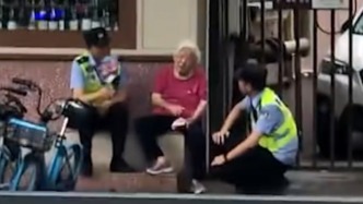 屬于這座城市的溫柔：九旬阿婆患阿爾茲海默癥迷路，民警在街頭變身左右護(hù)法