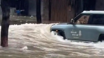 珠海一司機臺風天駕車玩水造浪致多家店鋪損失，警方已傳喚