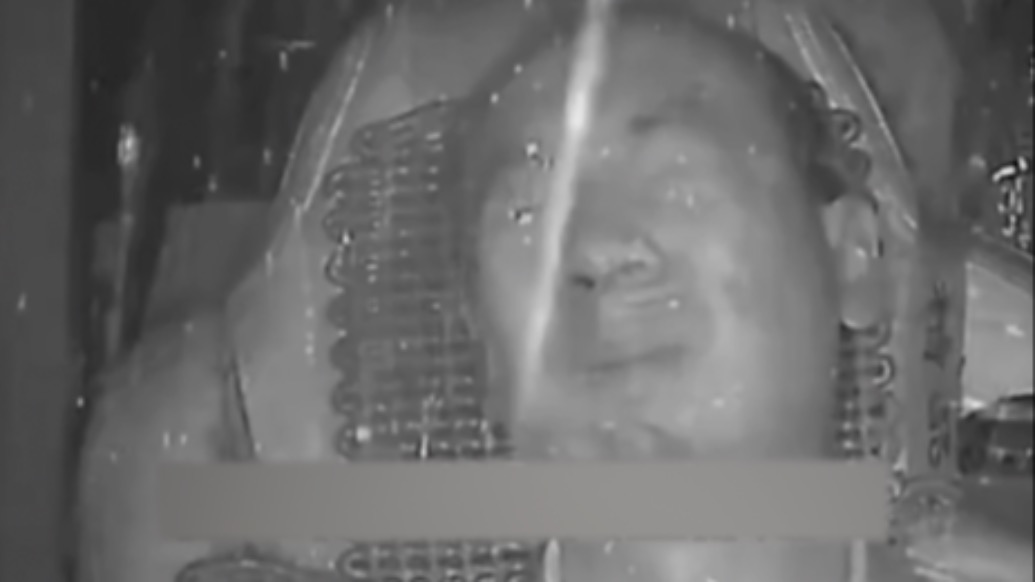 公交駕駛員遭遇意外，雙目幾乎失明的他忍著劇痛守護(hù)乘客安全