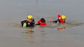 男子趕海誤陷淤泥，消防與潮水賽跑救上岸