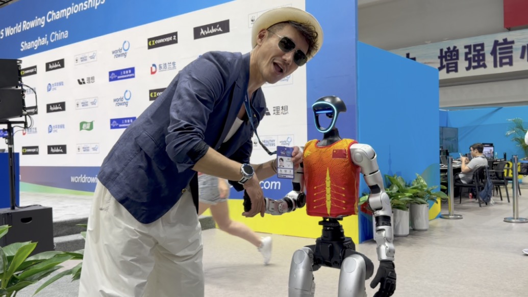 胡兵與智能機器人艇艇互動，笑稱明年帶著它去倫敦時裝周