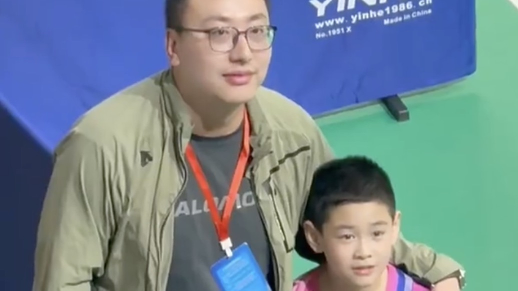 “我把他們當(dāng)自家孩子”，教練“打醒”男孩助其拿下冠軍，面對(duì)質(zhì)疑他說(shuō)……