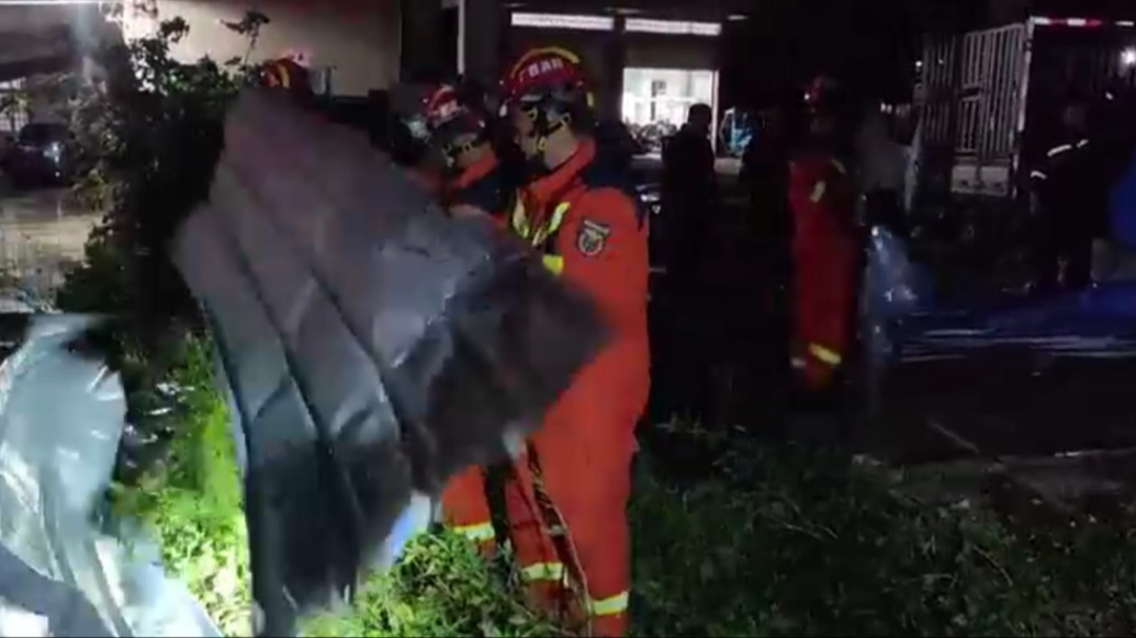 廣西玉林:“樺加沙”掀翻鐵皮棚,消防緊急排險