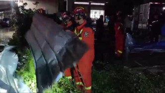 廣西玉林：“樺加沙”掀翻鐵皮棚，消防緊急排險(xiǎn)