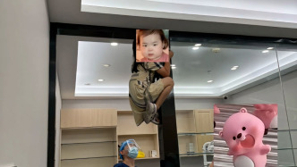 “小孩姐”害怕治牙爬門框躲避，院方：醫(yī)護第一時間喊家長，孩子媽媽到場先拍照