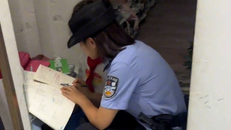 女警走訪遇小女孩不會(huì)做題，秒變“家教”耐心講解